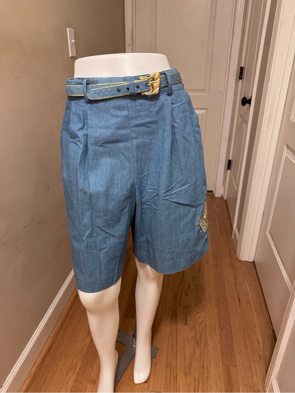 City Girl by Nacy Bolen vintage Light Blue Bermuda Shorts with Gold-Accent Belt